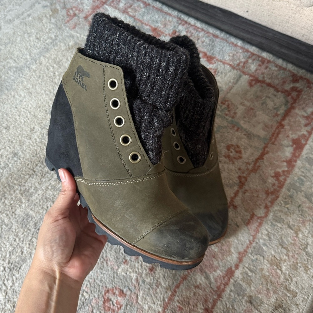 Sorel Women's Olive and Black Wedge Boots Rugged ankle-height winter boots 8